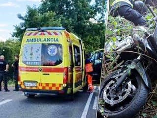 FOTO: Zrážka cyklistu a motorkára pri Leviciach. Zasahovali všetky záchranné zložky