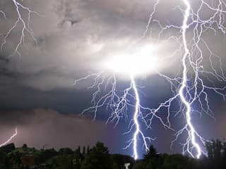 Na Slovensku sa dnes môžu vytvoriť supercely. Meteorológ ukázal, kde je riziko najväčšie (MAPA)