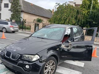 FOTO: BMW po náraze do dvoch áut skončilo na streche. Pri Košiciach úradoval zrejme mikrospánok