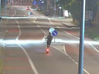 VIDEO: Kľučkoval po celej ceste, vchádzal do protismeru a následne spadol. Polícia vyšetruje opitého kolobežkára
