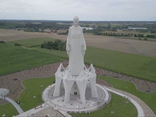 Poľsko sa pýši novým rekordom. Postavili tam jednu z najväčších kresťanských sôch v Európe