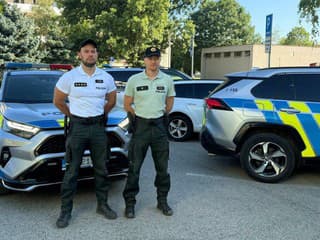 Ležal v kaluži krvi a prestal dýchať. Policajti bojovali o jeho život priamo na ulici