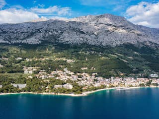 Štyri dni pre štyri osoby za 3890 eur. Turistov šokujú ceny v Chorvátsku, ležadlá zívajú prázdnotou