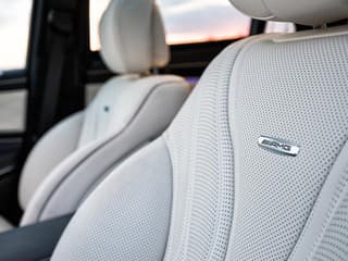 Sadli si do Mercedesu a skončili s popáleninami. Vodiči žalujú automobilku
