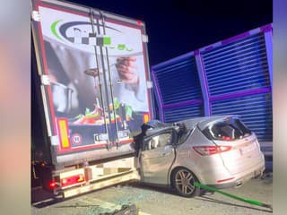 Smrteľná nehoda na diaľnici D1. Auto vrazilo do kamióna, vodič nemal šancu prežiť