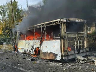 Pri ruskom útoku na ukrajinský Kramatorsk boli zasiahnuté dva autobusy. Hlásia najmenej 12 obetí