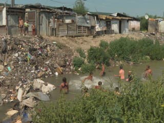 Horúčavy bez vody a klimatizácie. Rodiny v osadách hľadajú spôsob, ako prežiť tropické dni
