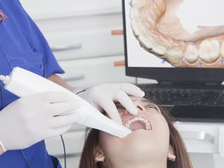 Plakala, keď počula, koľko bude stáť prerábka. Stomatológ varuje pred lacnými zákrokmi v zahraničí