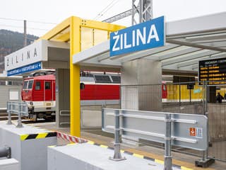 Vlaky cez Žilinu stále jazdia v mimoriadnom režime. Cestujúci musia počítať so zdržaniami