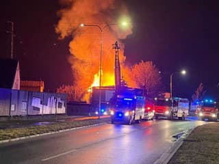 Veľký nočný požiar v Košiciach. Na mieste zasahujú všetky záchranné zložky, hlásia dvoch zranených