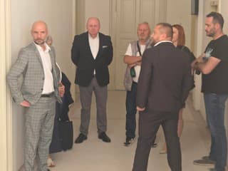 Pokračuje súd s policajtom, ktorý dal na chate v Čifároch nainštalovať kameru. Zachytila aj stretnutia politikov