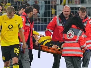 Mrazivé scény v Lige majstrov. Mladíka museli odniesť na nosidlách, klub informoval o jeho stave
