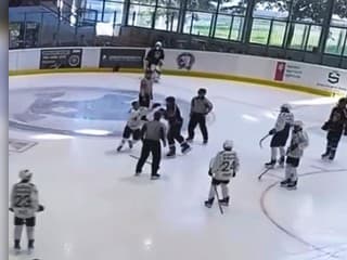 Hráčov vraj posiela na ľad, aby „rezali“ súperov. Česko šokuje správanie trénera detí aj nevídaný moment