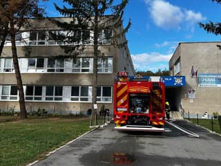 Počas vyučovania sa spod strechy školy v Prešove začal šíriť dym. Žiaci počuli aj veľkú ranu