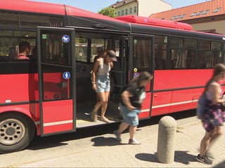 Zo školy to mali domov len pár minút. Päť detí na západnom Slovensku skončilo pre chybu vodiča úplne inde