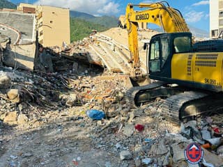 Slovenskí záchranári vo Venezuele počuli spod trosiek klepkanie. K žene si razili cestu cez štyri poschodia