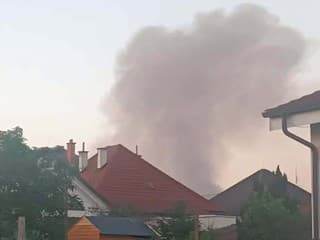 FOTO a VIDEO: Požiar vo vojenskom obvode pri Rohožníku nechávajú dohorieť. Armáda vysvetlila prečo