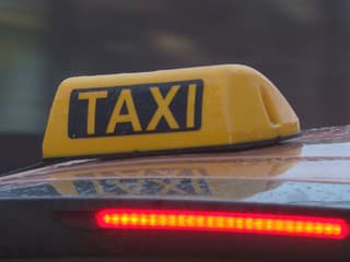 Nevhodné narážky a strach. Polícia začala kontrolovať taxikárov na Slovensku