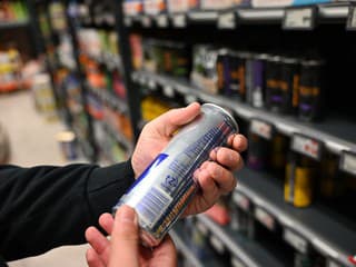 Stavil sa s kamarátom, koľko zvládne vypiť energeťákov. O pár hodín ho našli ležať tvárou k zemi