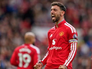 Najlepší hráč minulej sezóny je späť. Fernandes hetrikom zariadil obrat, prestrelka na Stamford Bridge