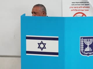 Voľby v Izraeli sa skončili. Podľa exit pollov to vyzerá na mimoriadne tesný súboj