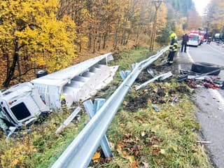 Hromadná nehoda pri Donovaloch. Zrazili sa dva kamióny a auto, cesta bola neprejazdná