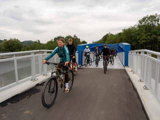 Slovensko a Česko spojil 120-kilometrový cyklookruh. Vedie popri hradoch aj prírodných atrakciách