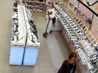 VIDEO: Takto „nenápadne“ zmizol z obchodu vysávač za takmer tisíc eur. Spoznávate ženy na záberoch?