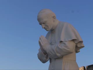 Pápež sa vrátil na Spiš. Nová 15-tonová socha zdobí Spišskú Kapitulu