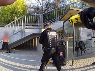 VIDEO: Študenti čakali na autobus, keď sa k nim priblížil muž s nožom. Polícia zverejnila desivé zábery
