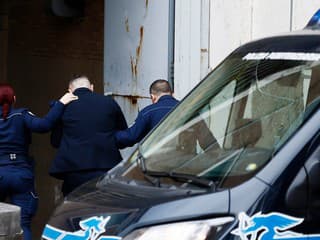 Stroj mužovi rozdrvil nohy a odtrhol ruku, jeho končatinu zabalil do škatule. Farmár spoznal trest