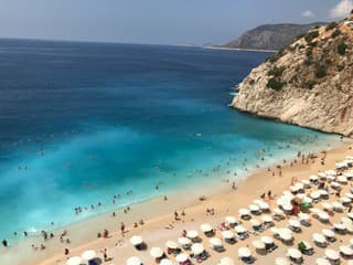 „To sme ešte nezažili, dostane sa to aj pod plavky.“ Turisti ostali v Turecku znechutení z mora