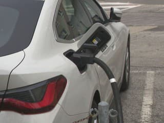Za každý kilometer elektromobilu sa bude platiť. Podobný krok môže prísť aj k nám