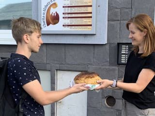 Študent zo Slovenska zaujal krásnym gestom. Sám pečie chlieb a nosí ho neznámym ľuďom