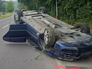 Nehoda odrezala hlavný vjazd do Trenčianskych Teplíc. Cesta bola neprejazdná v oboch smeroch