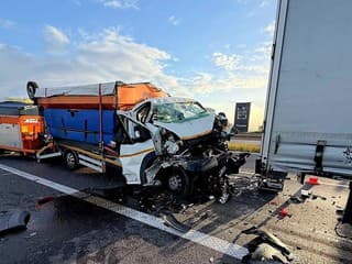 Tragická nehoda na diaľnici. Vodič narazil do kamióna, za volantom sedel 37-ročný Slovák