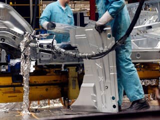 Známa automobilka dala robotníkom ultimátum:  Pracujte viac za rovnakú mzdu, inak môžeme zatvoriť závody