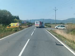 Pri Žiari nad Hronom sa čelne zrazila sanitka s autom. Zranilo sa päť ľudí