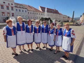 FOTO a VIDEO: Banskú Bystricu zaplavili tisíce ľudí v krojoch. Stred Slovenska ožil tradíciami