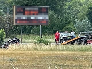 Smrteľné nešťastie počas zásahu. Policajti smerovali k výbuchu v Drietome, čelne sa zrazili s iným autom