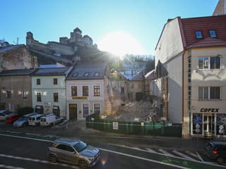 V prípade zbúrania historického domu v Trenčíne padlo obvinenie. Mužovi hrozia v prípade dokázania viny roky za mrežami