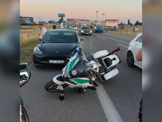 Taxikár pod vplyvom drog vozil ľudí na festival v Bratislave. Nabúral do policajného motocykla