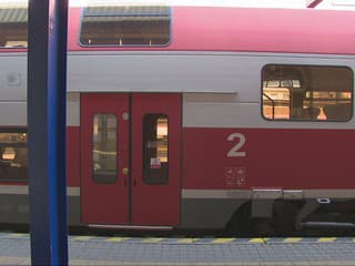 Veľká zmena na železnici vyvolala odpor. Obec pri Bratislave nechce prísť o vlakovú zastávku