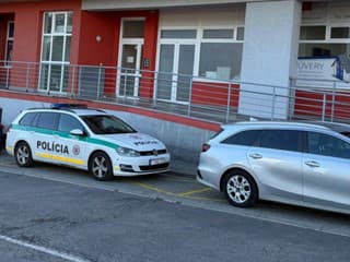 Veľká policajná akcia. Razie majú súvisieť s podozrením z podvodu