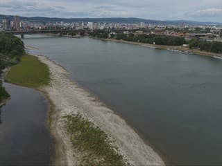 Výletná loď musela zakotviť, rybári márne čakajú. V Dunaji chýba nepredstaviteľné množstvo vody