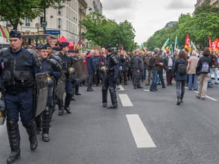 Plamene, násilie a masové zatýkanie: Francúzsko čelí študentským protestom