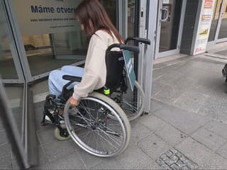 Sadli sme na invalidný vozík a vyrazili do mesta. Aj obyčajná cesta nás poriadne potrápila
