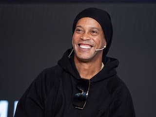 V Taliansku vo veľkom štýle privítali legendárneho Ronaldinha. Na jeho premiéru si musia počkať
