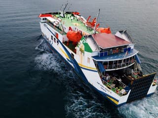 Tragédia na mori. Trajekt zasiahla silná búrka, viac ako 100 ľudí je nezvestných