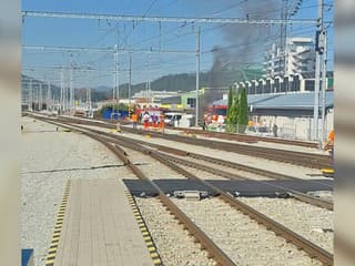 Požiar zastavil vlaky v Žiline. Doprava je úplne prerušená